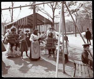 Udsigt af en kvinde, der skubber børn på gyngerne ved Tompkins Square Park, på Arbor Day, New York, 1904 (sølv gelatinetryk)
